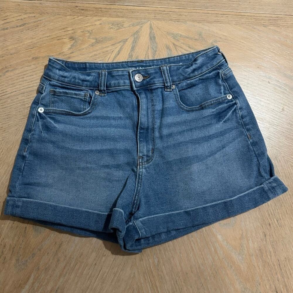 American Eagle Outfitters denim mom shorts featuring a cuffed hem size 6